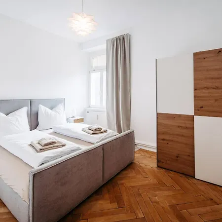 Elegante Altbauwohnung Am Lägenhet